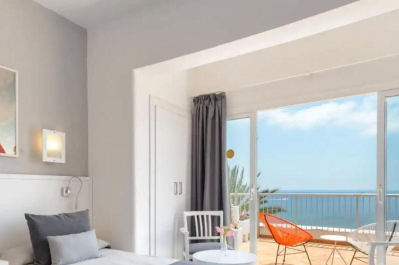 Hotel Cenit & Apts. Sol y Viento image