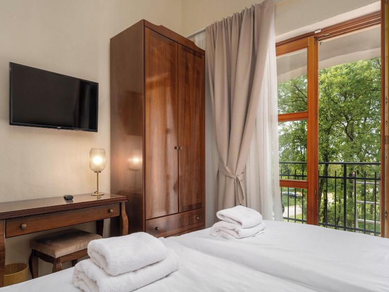 Hotel Filipini image
