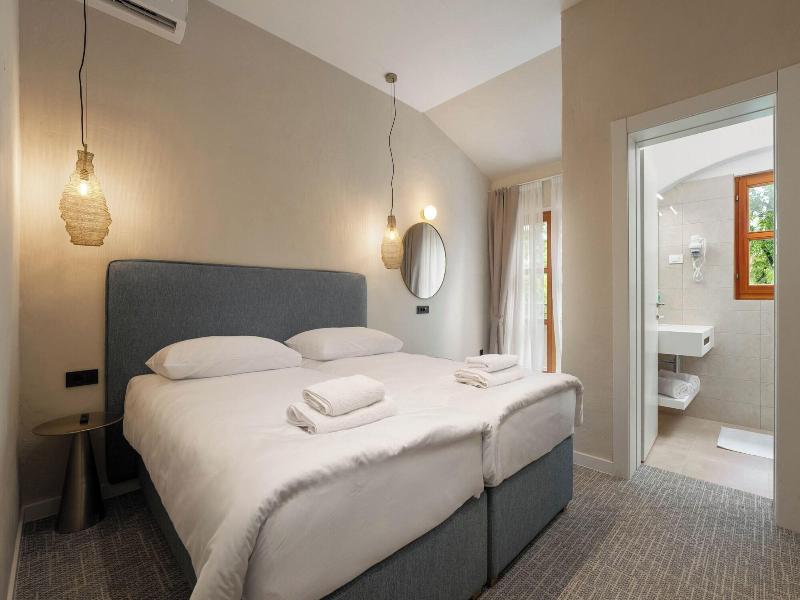 Hotel Filipini image