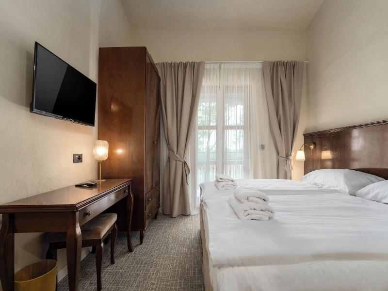 Hotel Filipini image