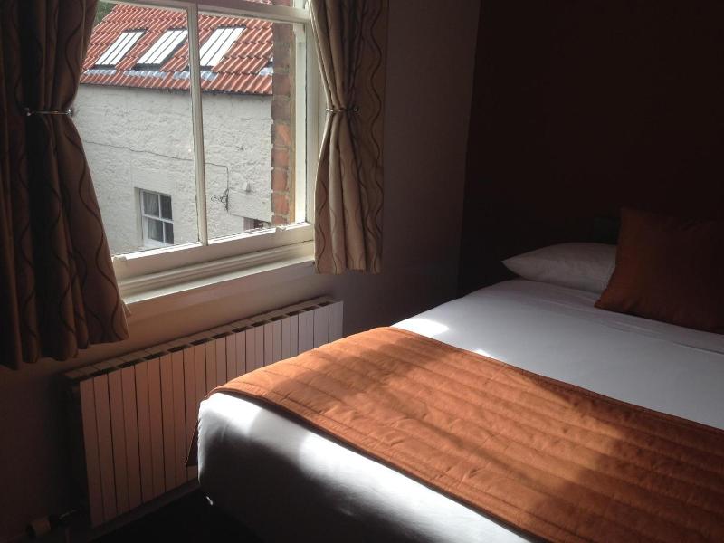Aberdour Hotel & Stables Rooms image