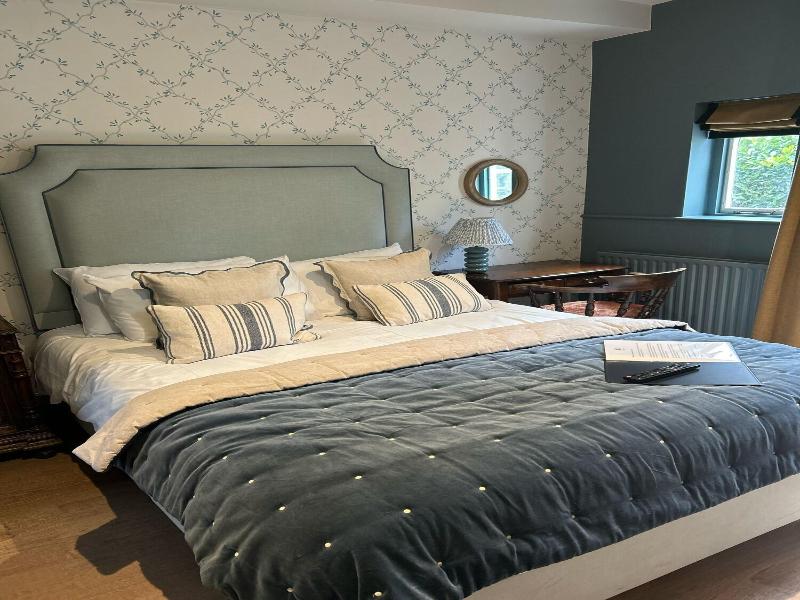 Ravenwood Hall Hotel image