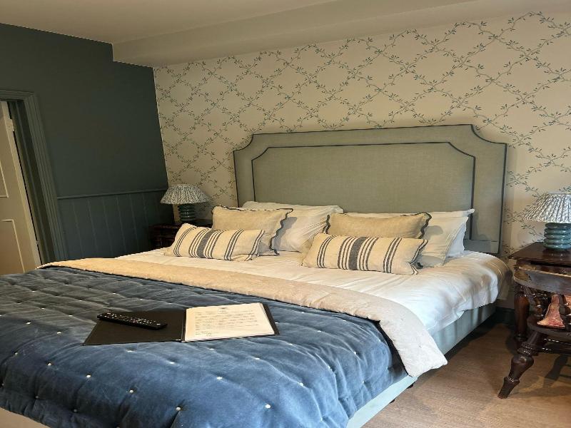 Ravenwood Hall Hotel image