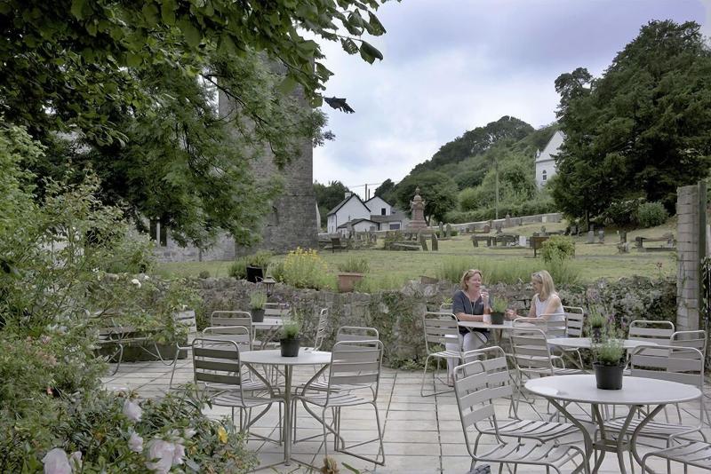 Fox & Hounds image