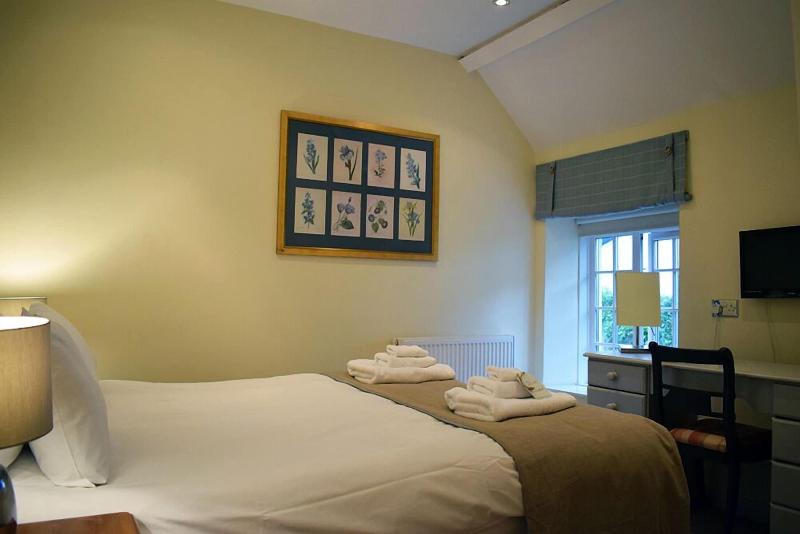 Fox & Hounds image