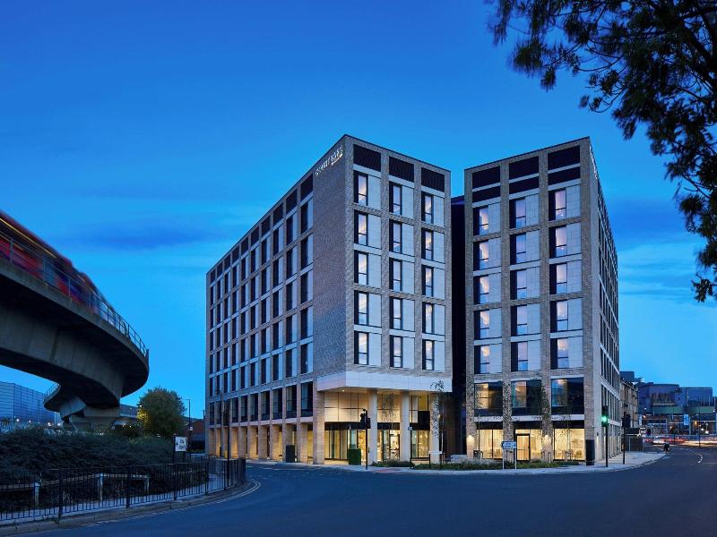 Courtyard By Marriott London City Airport image