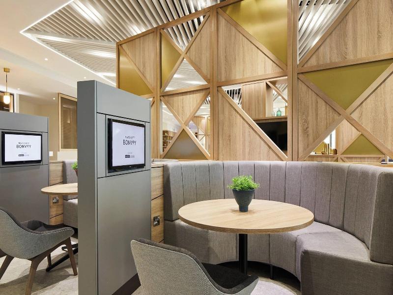 Courtyard By Marriott London City Airport image