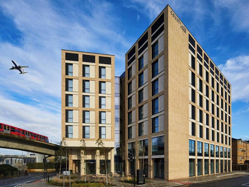 Courtyard By Marriott London City Airport image