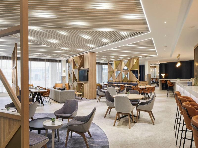 Courtyard By Marriott London City Airport image