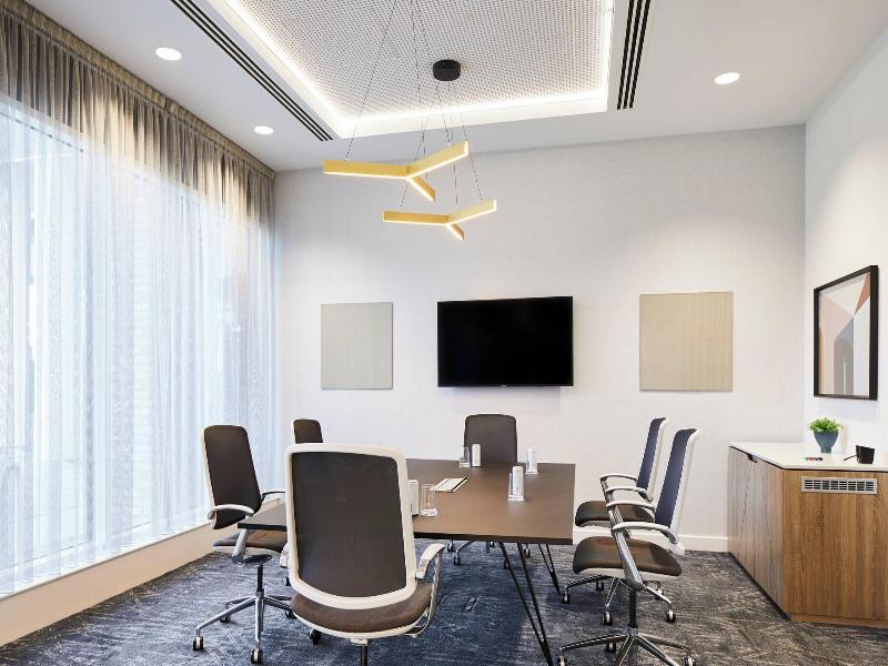 Courtyard By Marriott London City Airport image