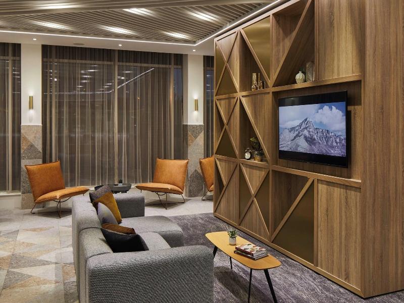 Courtyard By Marriott London City Airport image