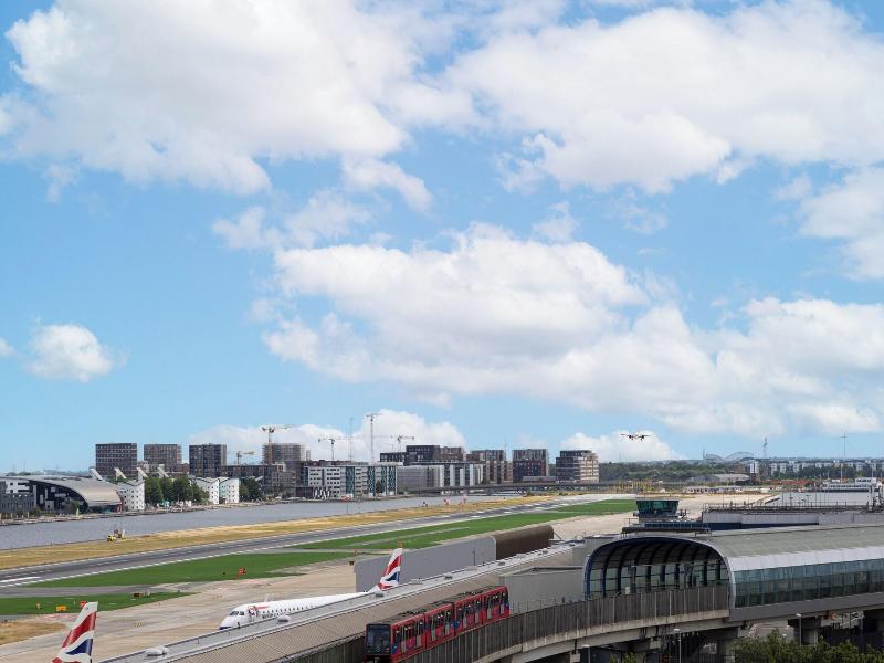 Courtyard By Marriott London City Airport image