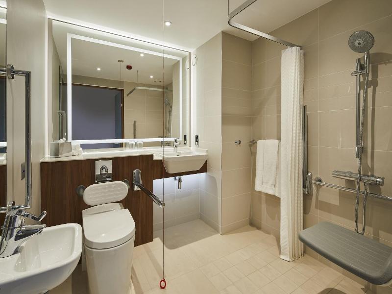 Courtyard By Marriott London City Airport image