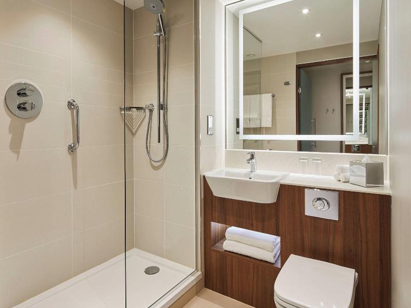 Courtyard By Marriott London City Airport image