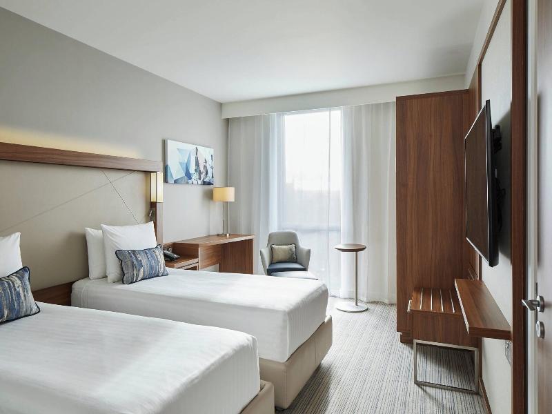 Courtyard By Marriott London City Airport image