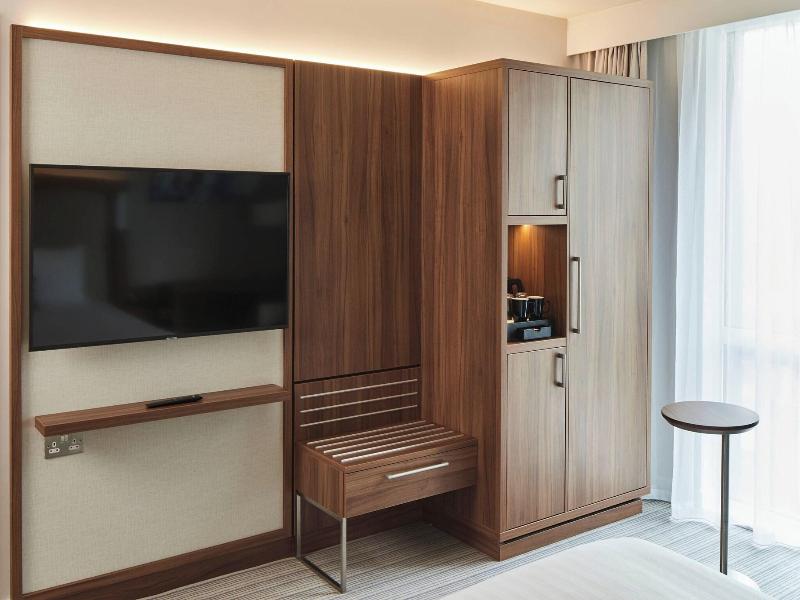 Courtyard By Marriott London City Airport image