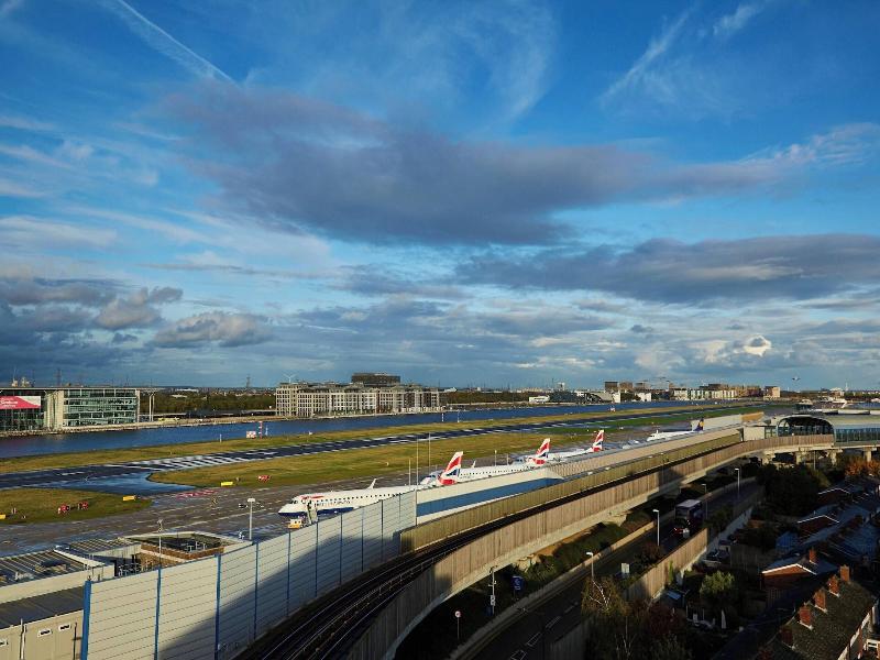 Courtyard By Marriott London City Airport image