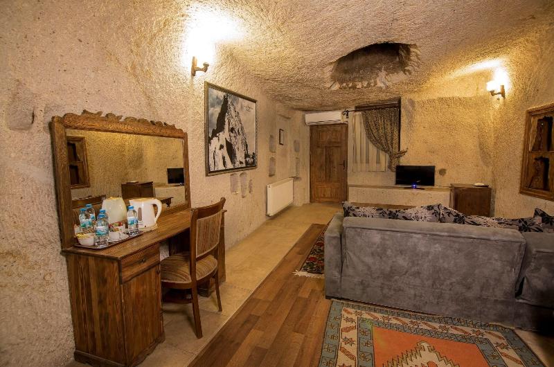Elegance Cave Suites image