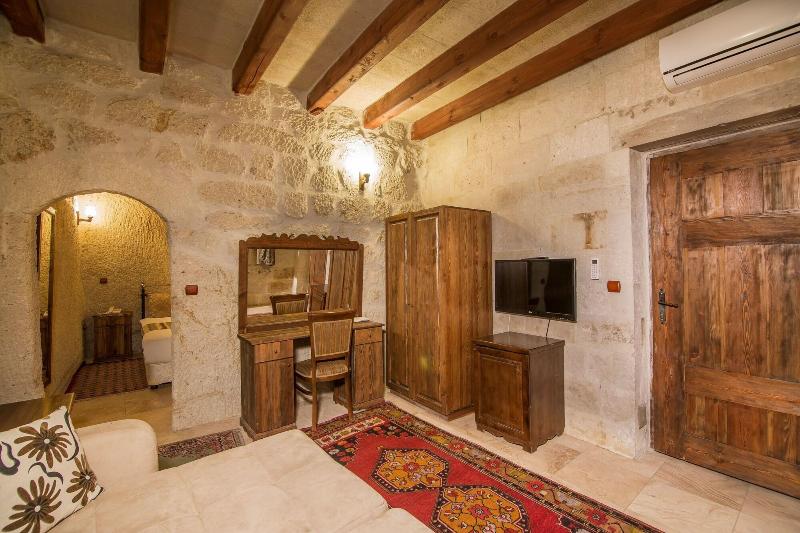 Elegance Cave Suites image