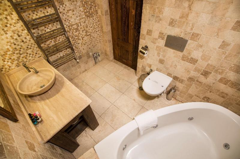 Elegance Cave Suites image