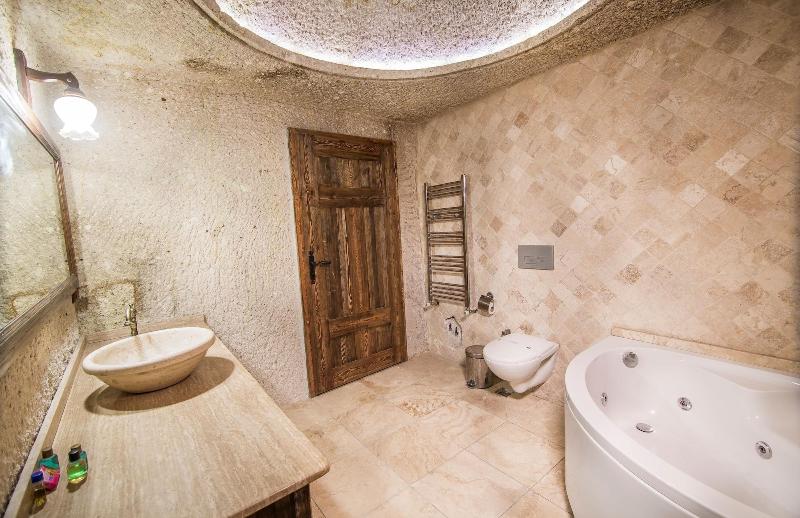 Elegance Cave Suites image