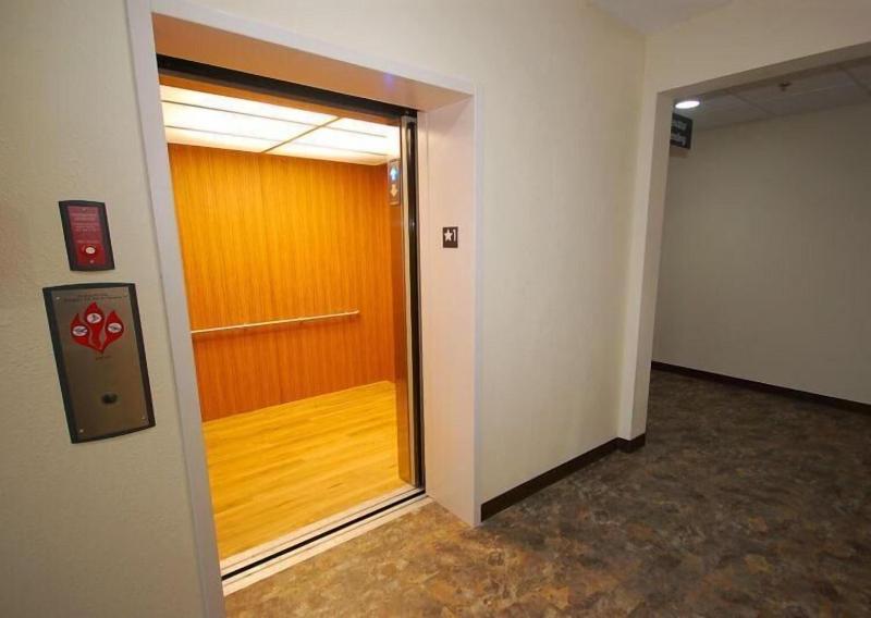 White House Suites image