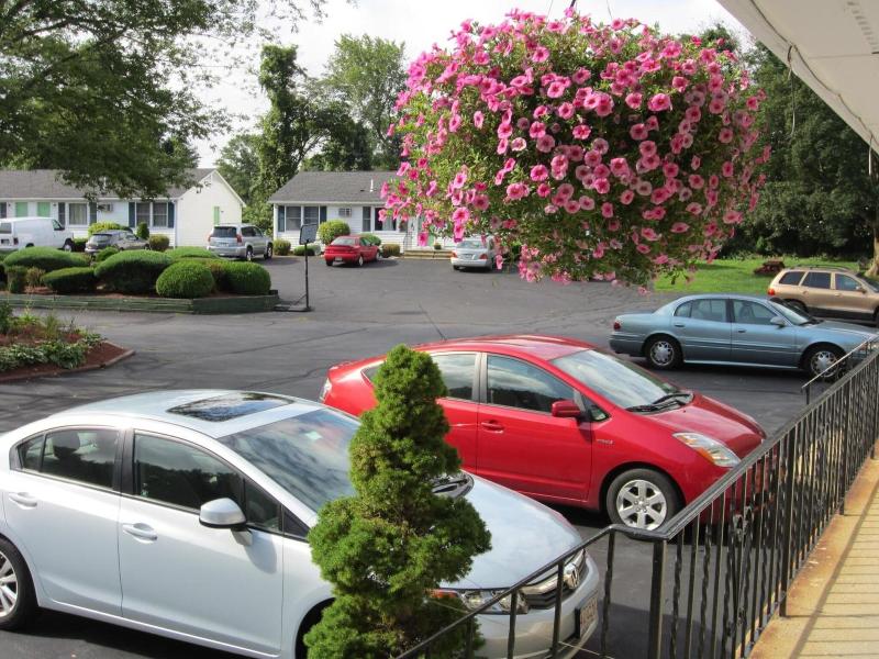Founder's Brook Motel and Suites image