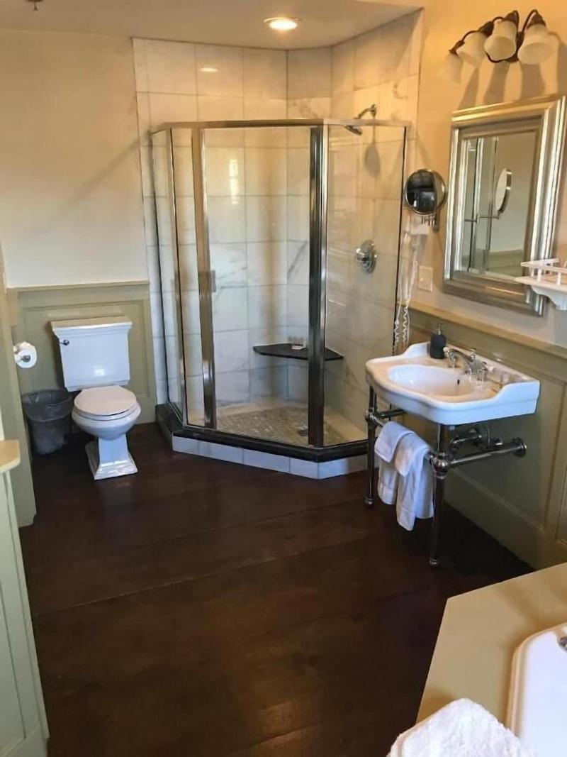 The Red Lion Inn Resort 1704 image