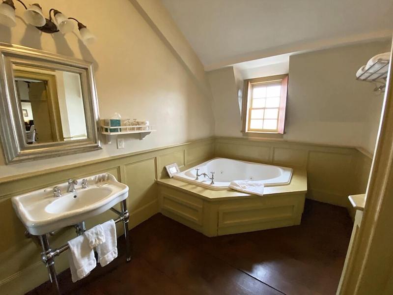 The Red Lion Inn Resort 1704 image