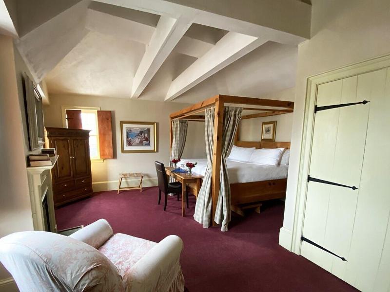 The Red Lion Inn Resort 1704 image