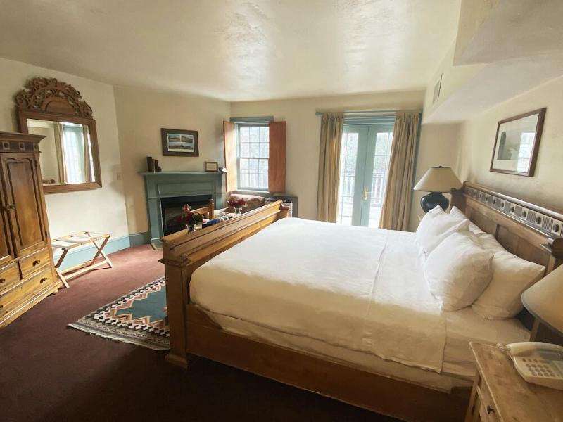 The Red Lion Inn Resort 1704 image