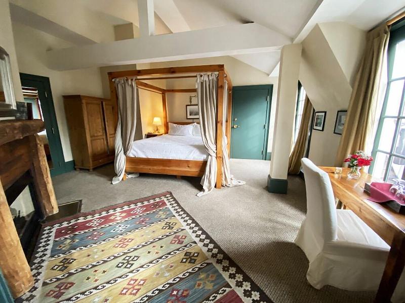The Red Lion Inn Resort 1704 image