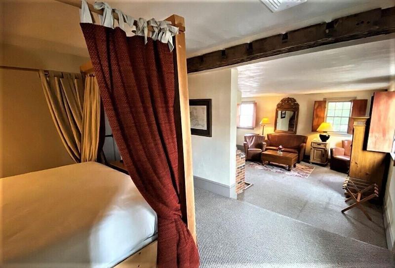 The Red Lion Inn Resort 1704 image