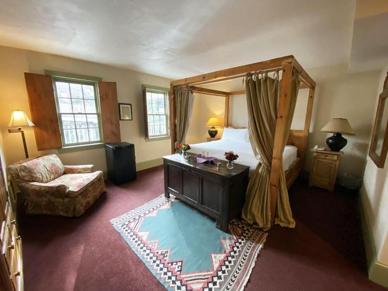 The Red Lion Inn Resort 1704 image