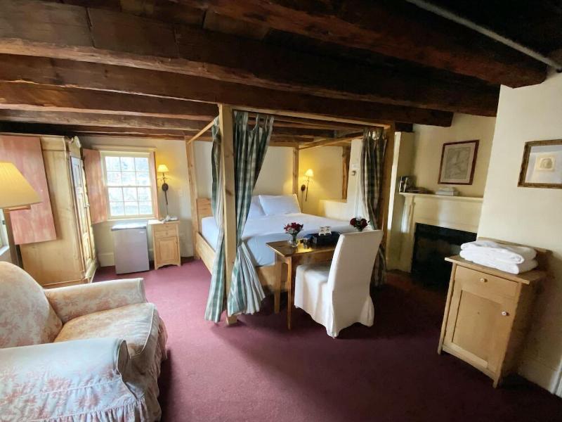 The Red Lion Inn Resort 1704 image