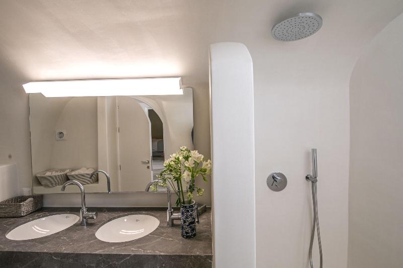 Aloia Villas image