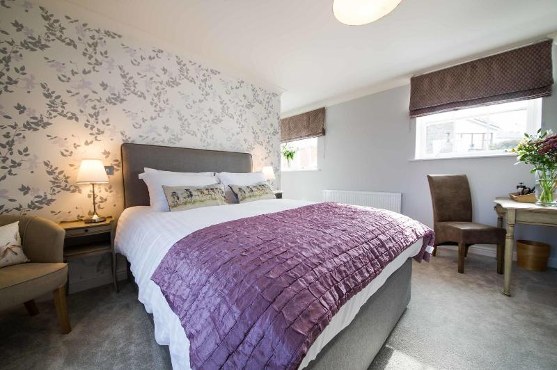 Hare & Hounds image
