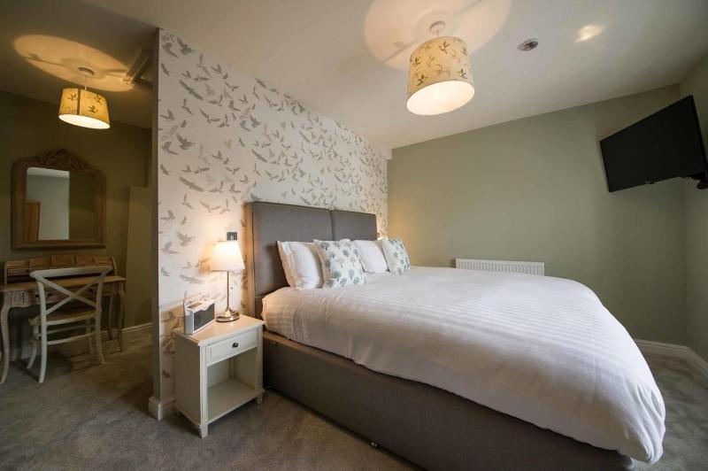 Hare & Hounds image