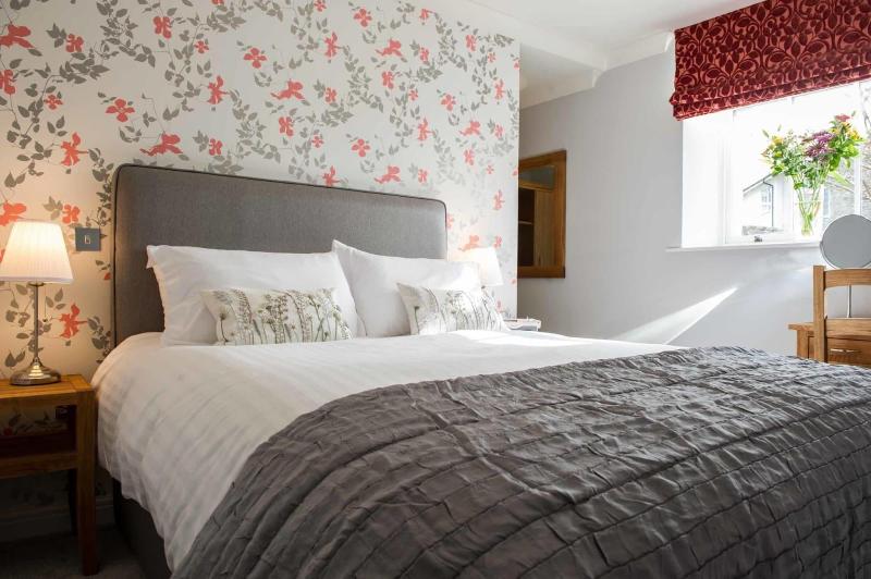 Hare & Hounds image