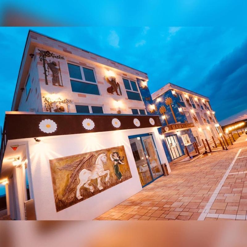 Hotel Babylon image