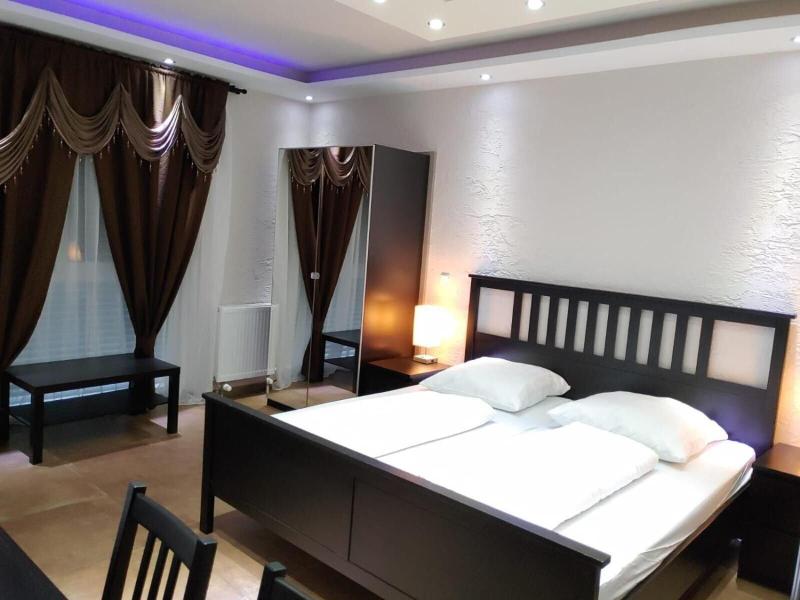 Hotel Babylon image