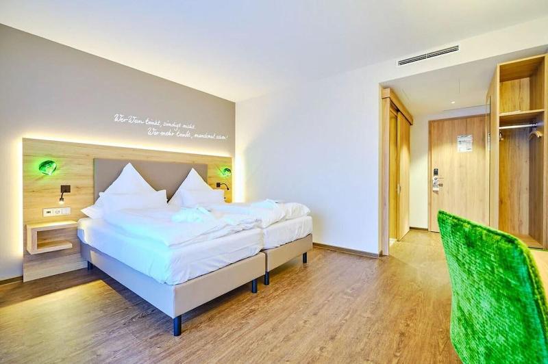Sonnenhotel Weingut Römmert image