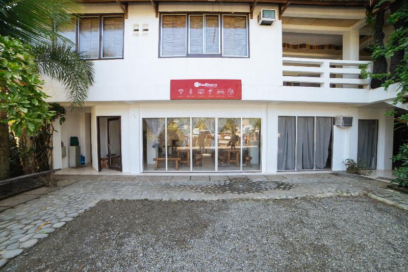RedDoorz @ Sabang Beach Baler