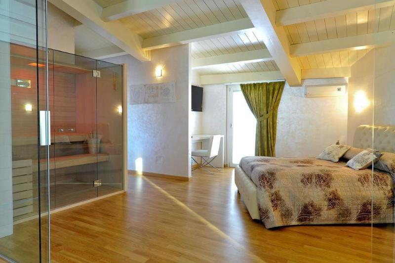 B&B Jolie Center image