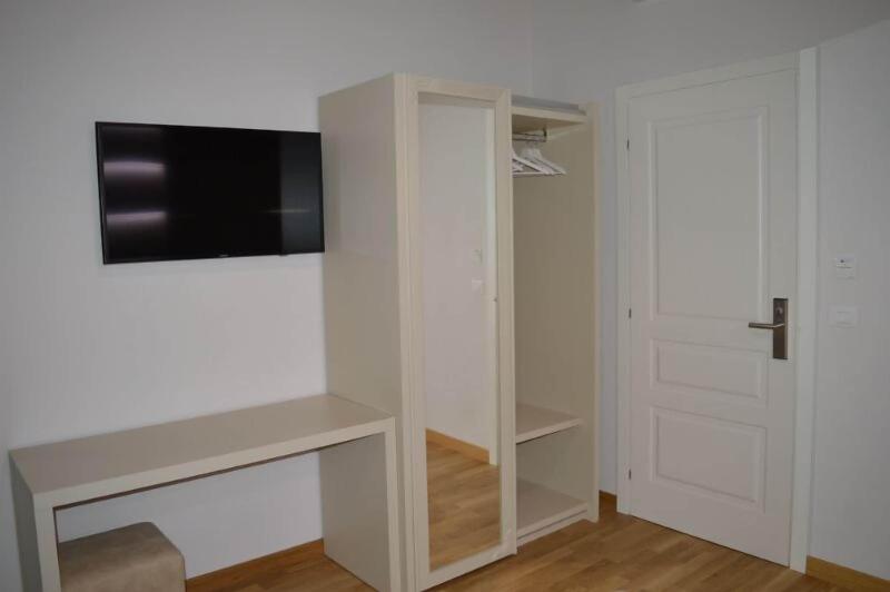 B&B Jolie Center image