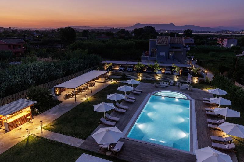 V Luxury Suites image