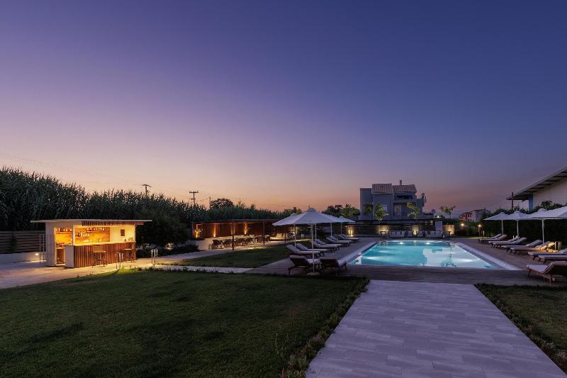 V Luxury Suites image