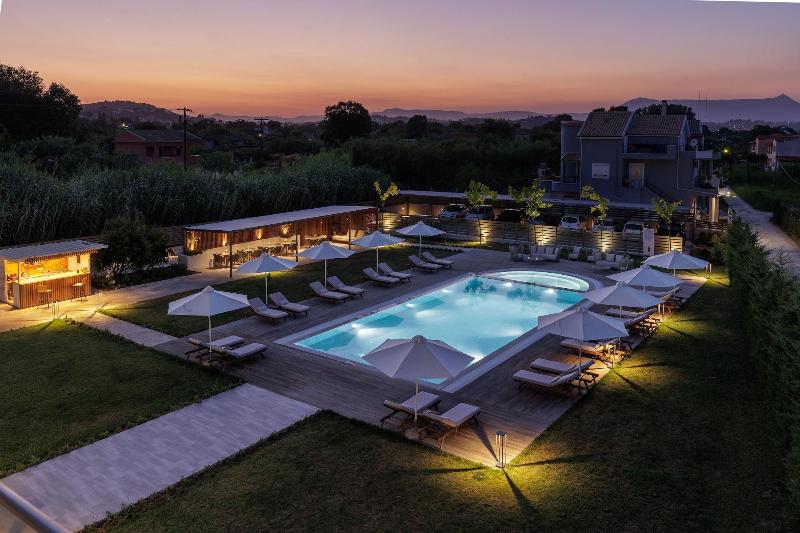 V Luxury Suites image