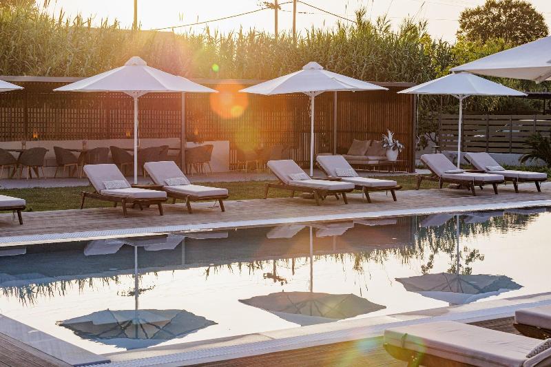 V Luxury Suites image