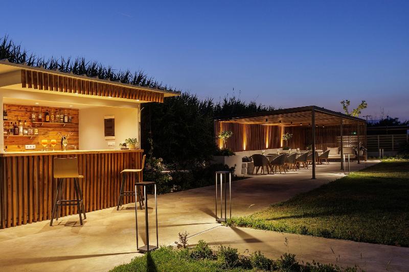 V Luxury Suites image